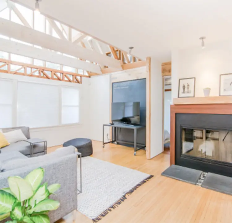 写真：暖炉があるリビング